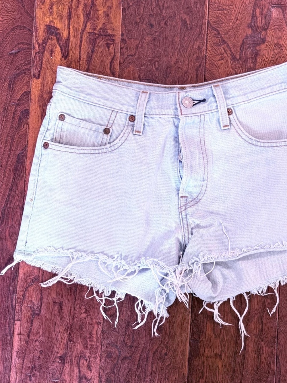 Levi’s 501 Distressed Shorts in light wash size 26